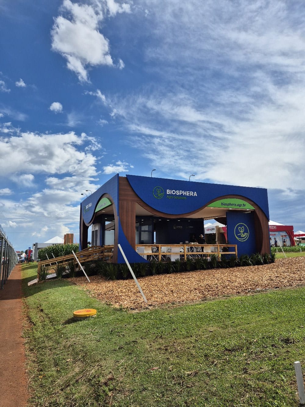 Stand Biosphera Agro Solutions em feira agro ao ar livre