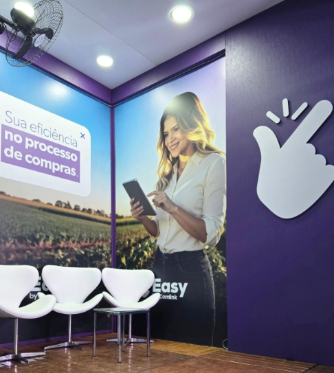Lounge interno do stand Comlink com comunicação visual Easy