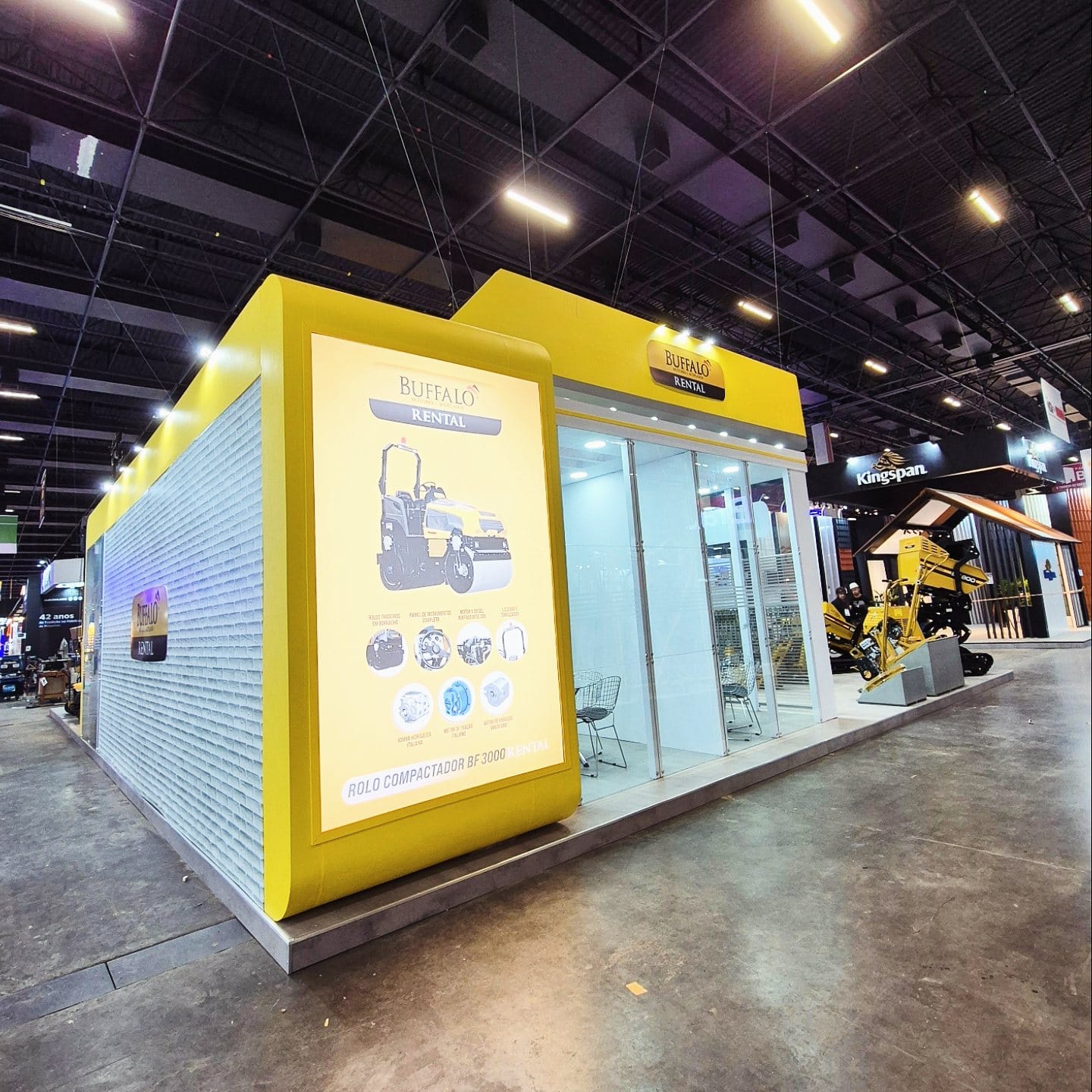 Fachada do stand Buffalo Rental com painel do rolo compactador BF 3000