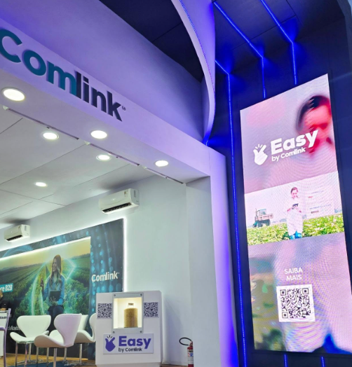 Painel de LED Easy by Comlink na entrada do stand