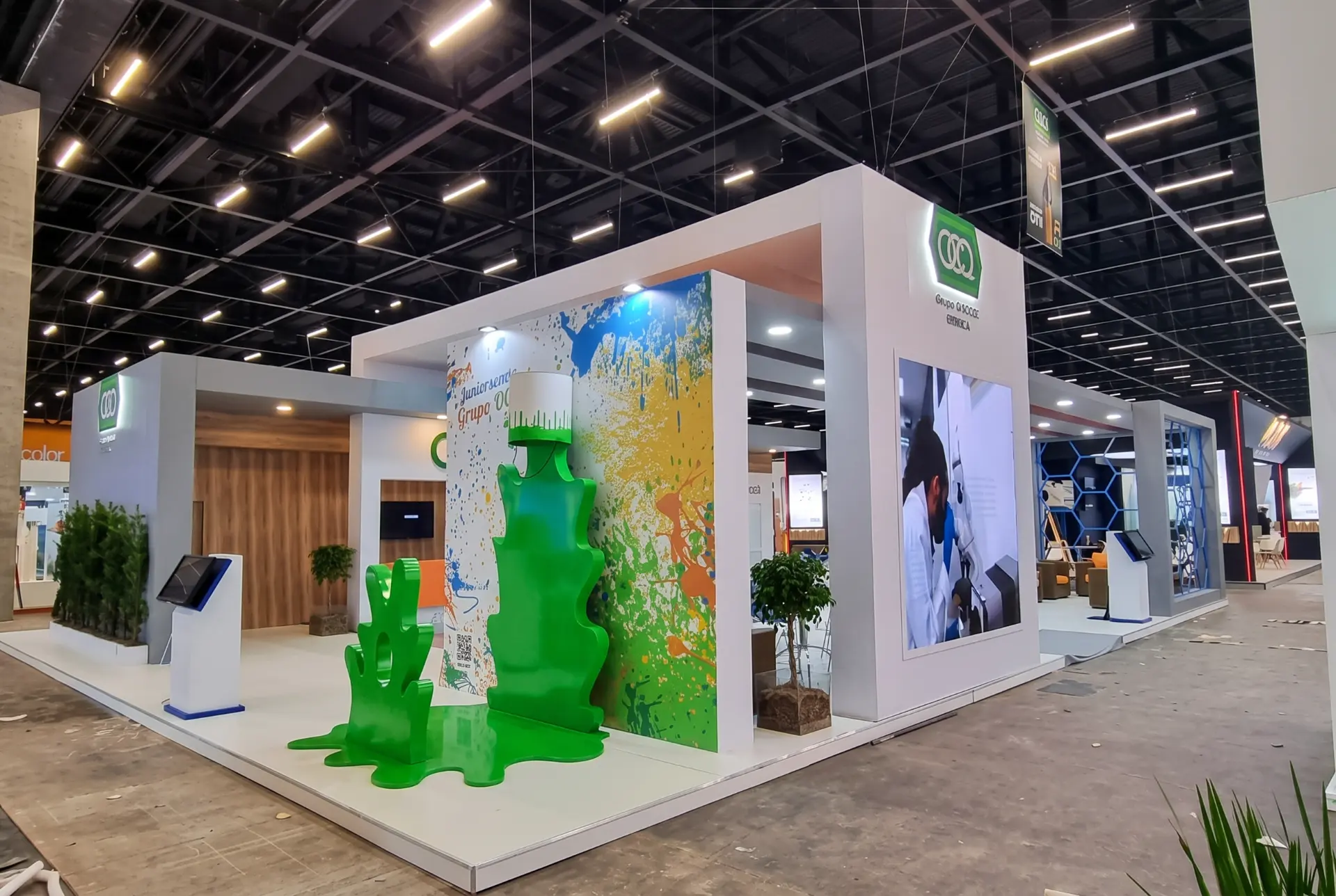 Stand do Grupo OCQ com cenografia em fibra