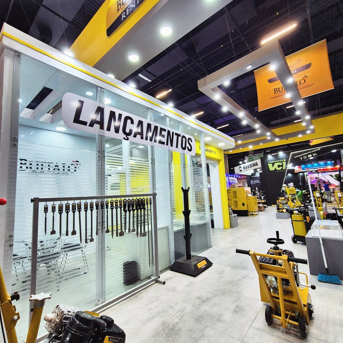 Área de lançamentos do stand Buffalo Motores em feira