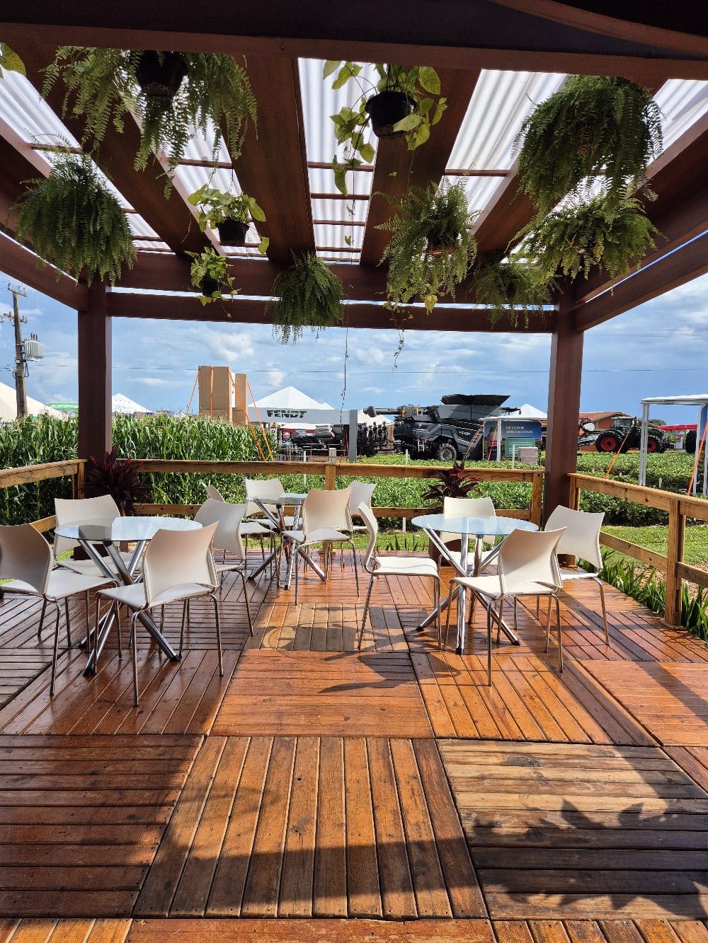 Deck externo do stand Biosphera com pergolado e plantas