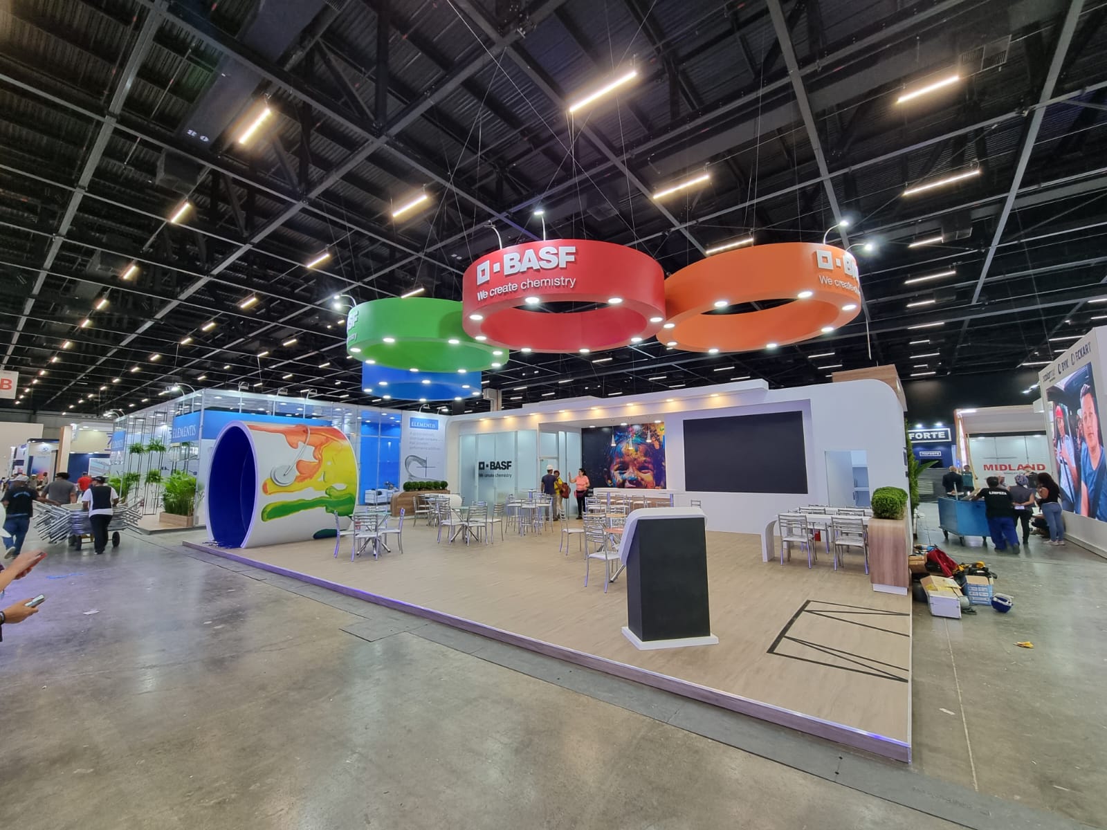 Stand BASF montado pela Map Stands com lounge e telas