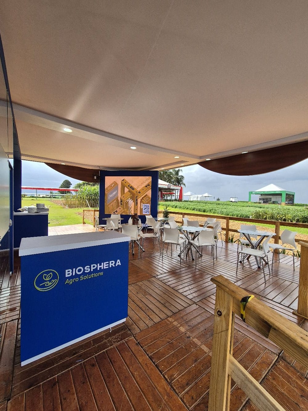 Área de atendimento do stand Biosphera com balcão e lounge