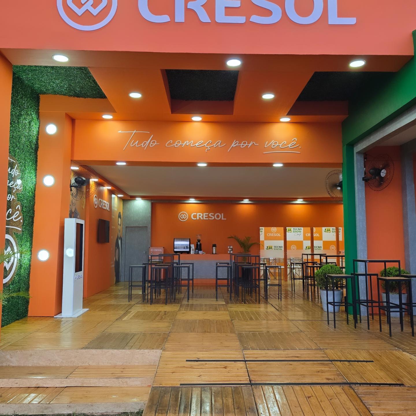 Entrada do stand Cresol com painel Tudo começa por você