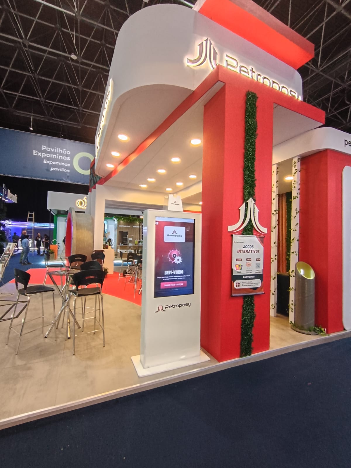 Vista lateral do totem interativo Totiva+ no estande da Petropasy na Exposibram 2026