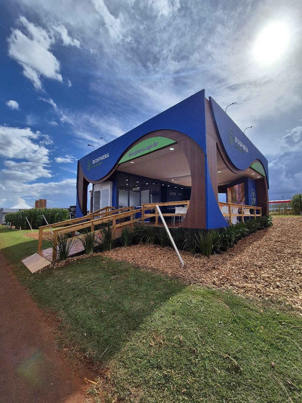 Fachada curva azul do stand Biosphera Agro Solutions