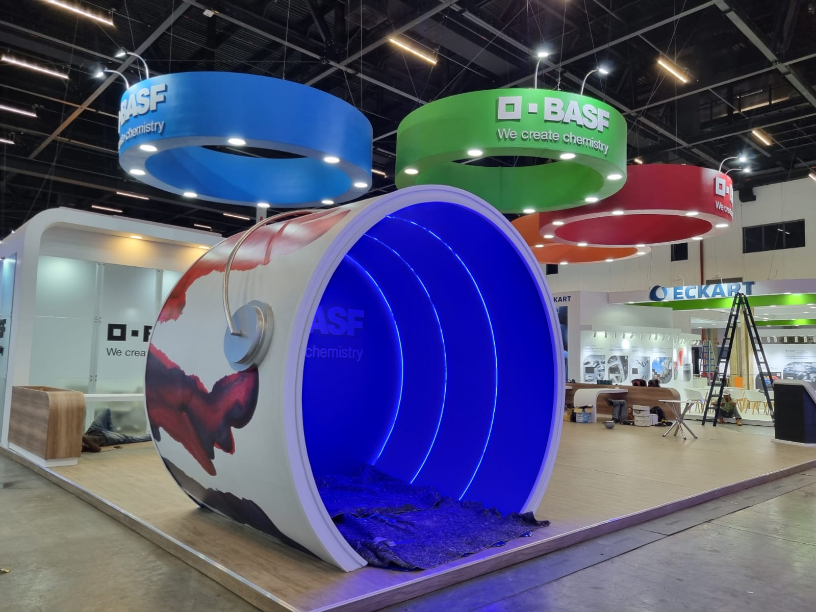 Túnel cenográfico iluminado em azul no stand da BASF