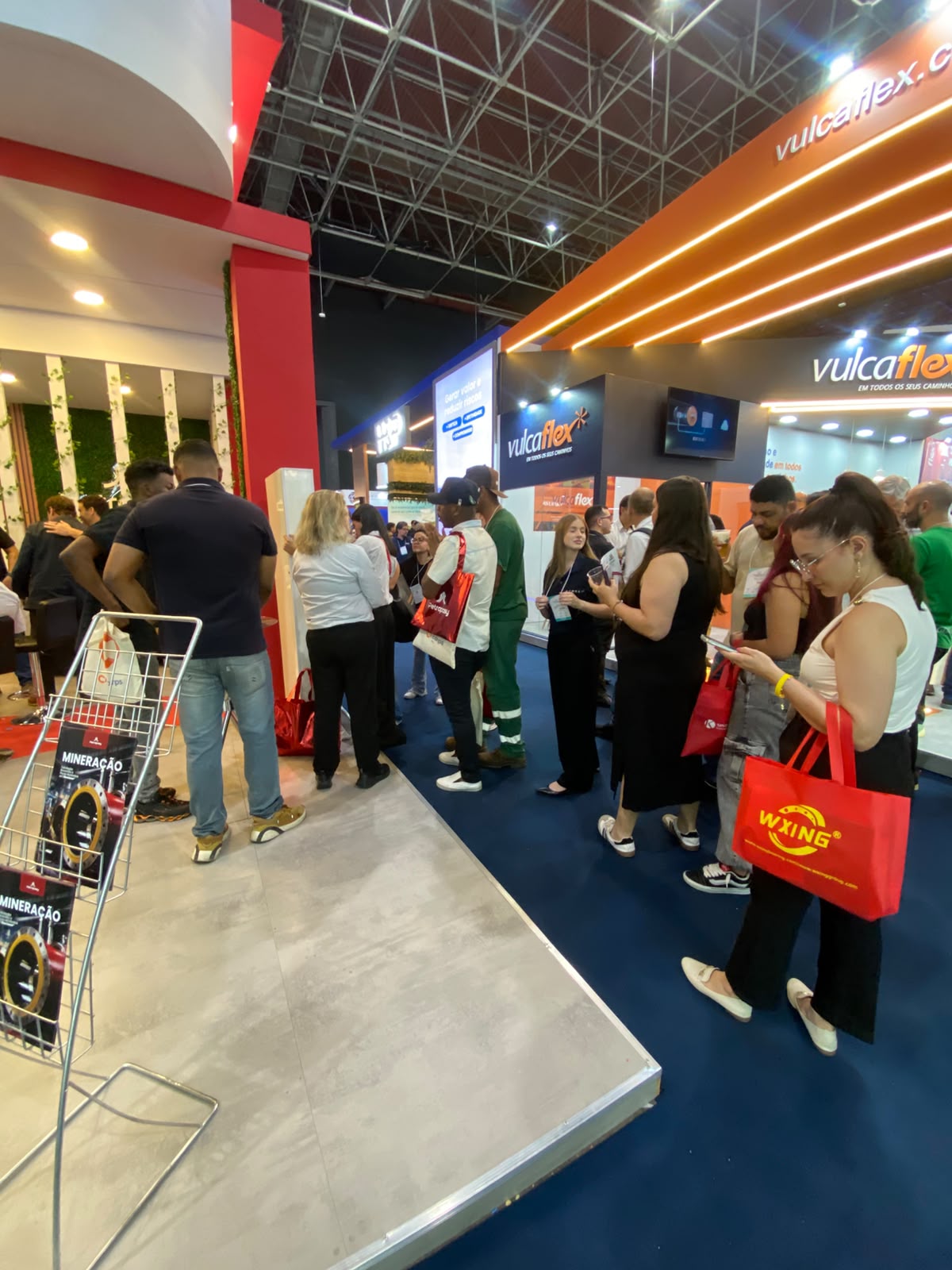 Movimento de visitantes na Feira Exposibram 2026 em Belo Horizonte com o totem Totivamais no estande